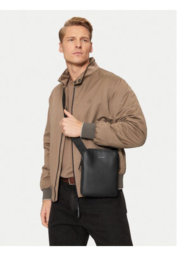 Calvin Klein Saszetka Ck Must Flatpack K50K512767 Czarny. Kolor: czarny. Materiał: skóra