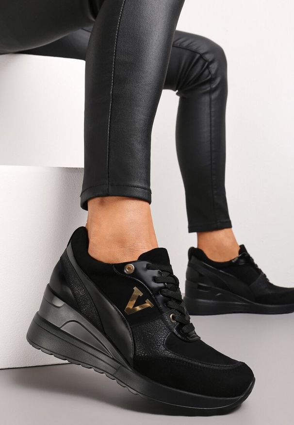 Renee - Czarne Sneakersy z Metalicznymi Wstawkami i Ozdobami na Koturnie Lierova. Wysokość cholewki: przed kostkę. Kolor: czarny. Szerokość cholewki: normalna. Wzór: aplikacja. Obcas: na koturnie