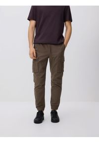 Reserved - Spodnie jogger cargo - beżowy. Kolor: beżowy. Materiał: tkanina, bawełna #1