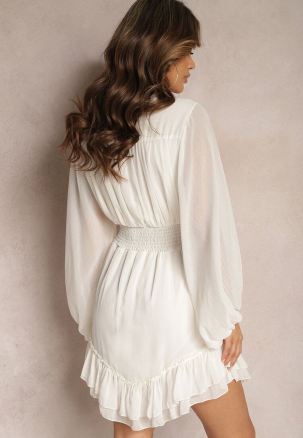 Renee - Beżowa Sukienka Mini z Marszczoną Gumką i Przezroczystymi Rękawami Janay. Kolor: beżowy. Wzór: aplikacja. Długość: mini