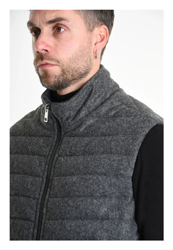 Xagon Bezrękawnik | A2505 2PMEC02 | Mężczyzna | Szary Melanż. Okazja: na co dzień. Kolor: szary. Materiał: poliester, wełna. Długość rękawa: bez rękawów. Wzór: melanż. Styl: casual, elegancki