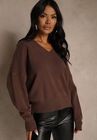 Renee - Brązowy Klasyczny Sweter z Wiskozą i Kaszmirem Marirra. Okazja: na co dzień, do pracy. Typ kołnierza: dekolt w serek. Kolor: brązowy. Materiał: wiskoza, kaszmir. Styl: klasyczny #5