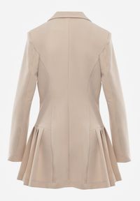 Renee - Beżowa Rozkloszowana Sukienka Marynarka VICES z Usztywnianymi Ramionami Ilarita. Okazja: na spotkanie biznesowe, do pracy. Kolor: beżowy. Styl: biznesowy #6