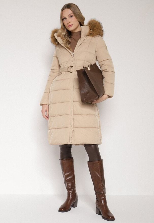 Born2be - Beżowa Długa Kurtka Pikowana z Kapturem z Futerkiem i Paskiem w Talii Avesiia. Okazja: do pracy, na spotkanie biznesowe. Typ kołnierza: kaptur. Kolor: beżowy. Materiał: futro. Długość: długie. Styl: biznesowy