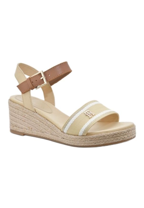 TOMMY HILFIGER - Sandały Tommy Hilfiger Webbing Wedge Sandal W FW0FW08044ACR beżowy. Nosek buta: otwarty. Zapięcie: sprzączka. Kolor: beżowy. Materiał: materiał, syntetyk. Sezon: lato. Obcas: na koturnie