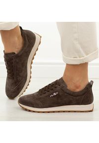 D. Brązowe skórzane półbuty damskie Filippo Dp7557/26. Okazja: na co dzień. Nosek buta: okrągły. Zapięcie: sznurówki. Kolor: brązowy. Materiał: zamsz, skóra. Szerokość cholewki: normalna. Sezon: wiosna, jesień, lato. Styl: casual, klasyczny #1