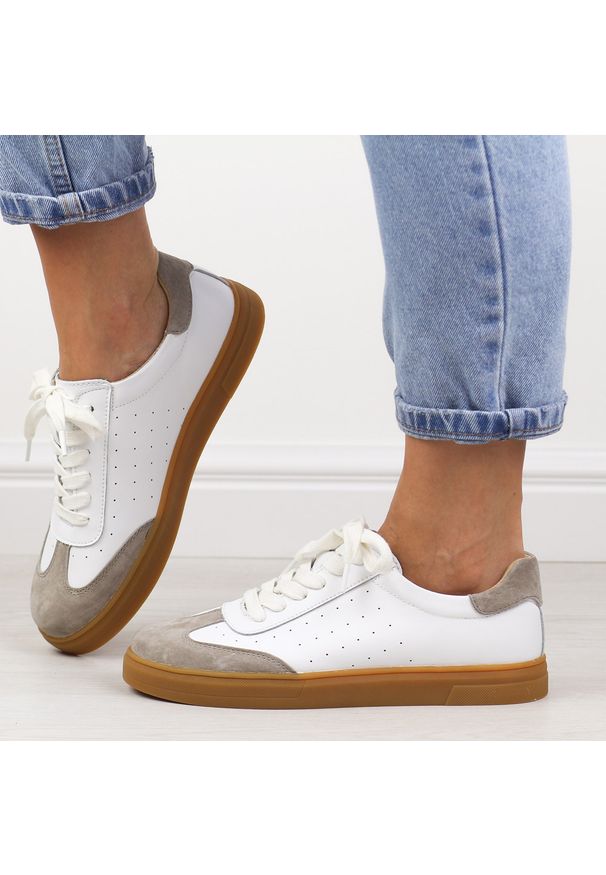 Białe skórzane półbuty damskie Filippo Dp6128/26. Zapięcie: sznurówki. Kolor: biały. Materiał: skóra. Szerokość cholewki: normalna. Sezon: wiosna, jesień, lato. Styl: elegancki, klasyczny