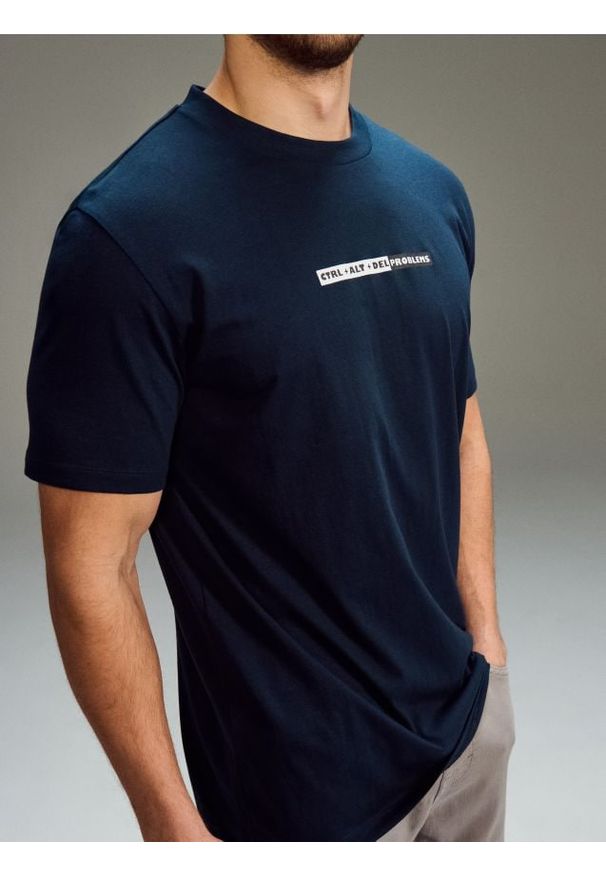 Sinsay - Bawełniana koszulka z napisem - granatowy. Kolor: niebieski. Materiał: bawełna. Wzór: napisy