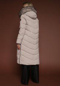 Renee - Beżowa Pikowana Kurtka o Długim Kroju z Kapturem z Futrem Galianesa. Okazja: na spacer, na co dzień. Typ kołnierza: kaptur. Kolor: beżowy. Materiał: futro. Długość: długie. Wzór: aplikacja. Styl: casual, elegancki #8