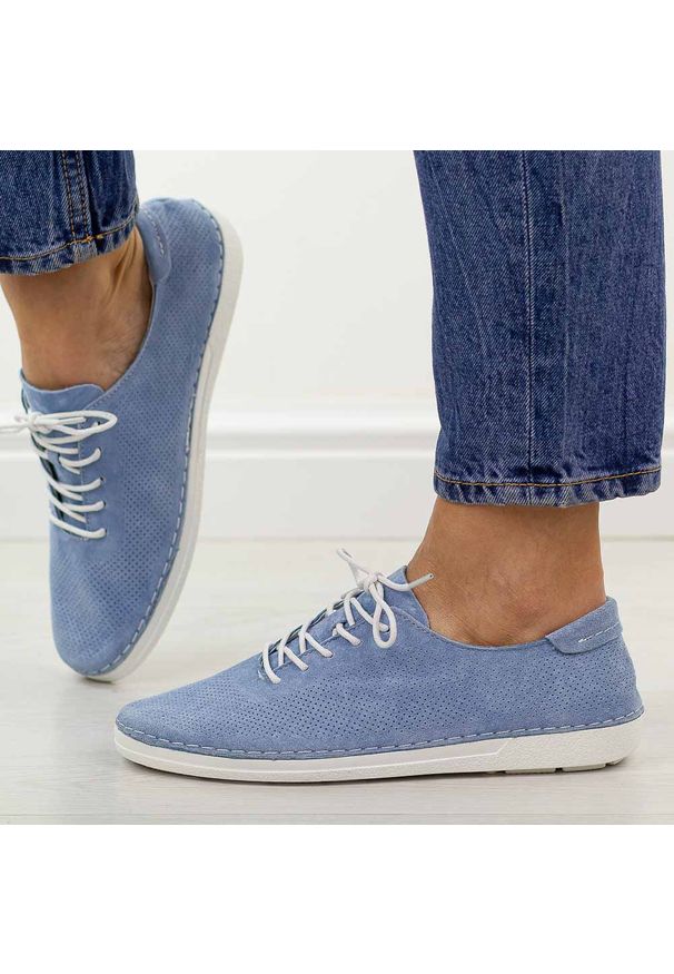 Niebieskie ażurowe skórzane półbuty damskie S.Barski 7080. Okazja: na co dzień. Zapięcie: sznurówki. Kolor: niebieski. Materiał: zamsz, skóra. Szerokość cholewki: normalna. Wzór: ażurowy. Sezon: wiosna, jesień, lato. Styl: casual, elegancki, klasyczny