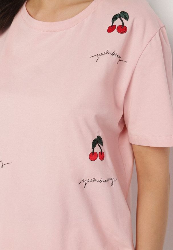 Born2be - Różowy Bawełniany T-shirt Zdobiony Haftem z Motywem w Wiśnie Nevianira. Okazja: na co dzień. Kolor: różowy. Materiał: bawełna. Wzór: aplikacja, haft. Styl: casual