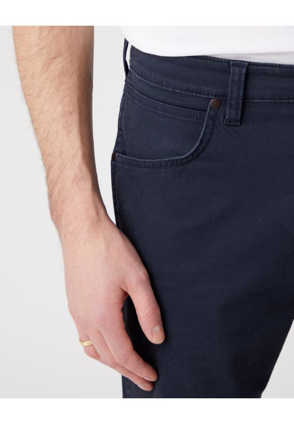 Wrangler - WRANGLER GREENSBORO MĘSKIE SPODNIE JEANSOWE DARK NAVY W15Q71XAE 112319943. Materiał: jeans