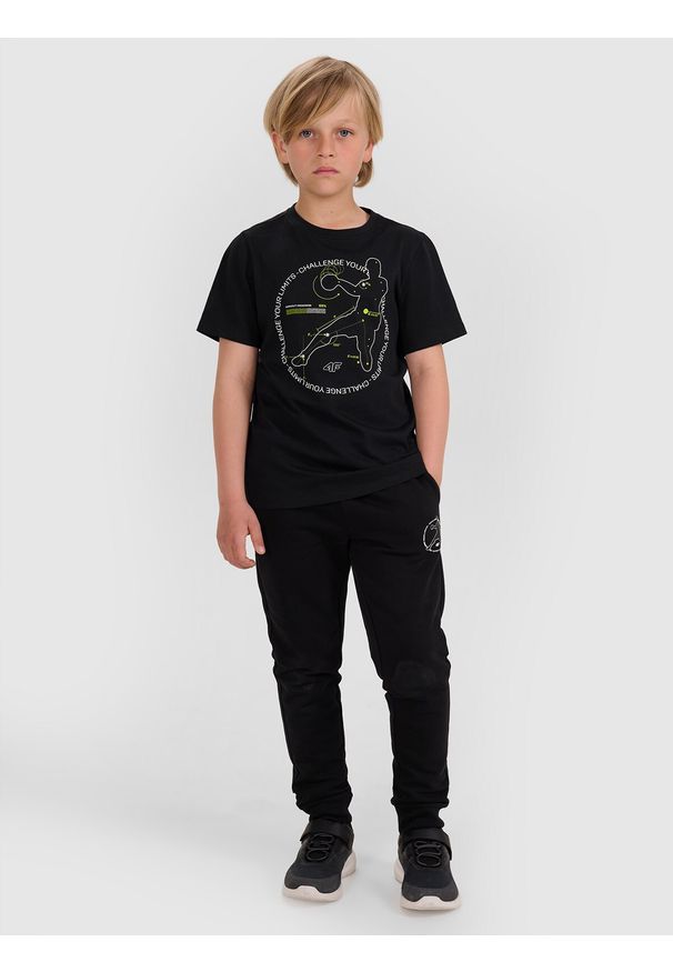 4f - 4F T-shirt regular z nadrukiem chłopięcy - czarny 152 (11-12 lat). Okazja: na co dzień. Kolor: czarny. Materiał: jersey, materiał, bawełna. Długość rękawa: krótki rękaw. Długość: krótkie. Wzór: nadruk. Sezon: lato. Styl: klasyczny, sportowy, casual
