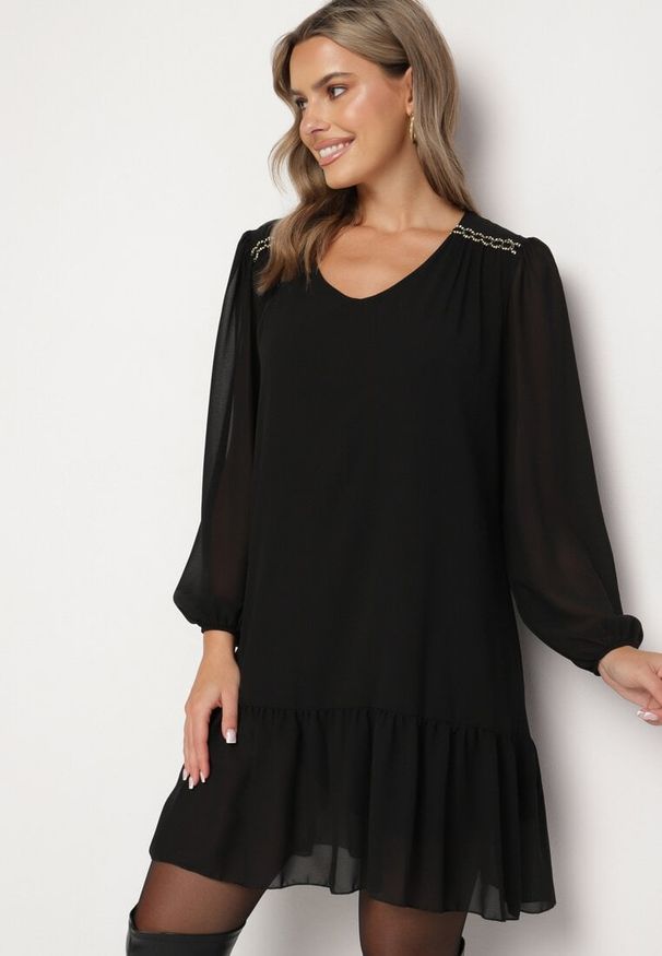 Born2be - Czarna Sukienka z Wiskozą o Prostym Kroju z Bufiastymi Rękawami i Falbanką u Dołu Ilila. Okazja: na co dzień. Typ kołnierza: dekolt w serek. Kolor: czarny. Materiał: wiskoza. Typ sukienki: proste. Styl: wizytowy, klasyczny, casual, elegancki