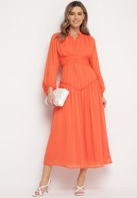 Born2be - Pomarańczowa Długa Sukienka Koktajlowa w Stylu Retro z Plisami i Stójką Leowia. Typ kołnierza: kołnierzyk stójkowy. Kolor: pomarańczowy. Styl: retro, wizytowy. Długość: maxi #4
