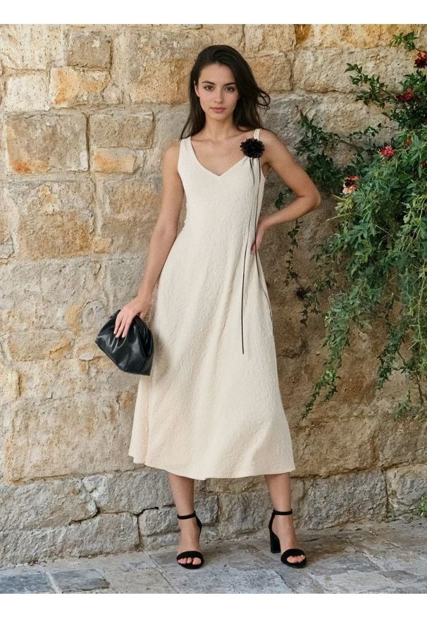 Sinsay - Strukturalna sukienka midi na ramiączkach - kremowy. Kolor: kremowy. Długość rękawa: na ramiączkach. Długość: midi