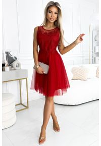 Numoco - Czerwona Sukienka Rozkloszowana z Tjulowym Dekoltem. Kolor: czerwony. Materiał: poliester, elastan #1