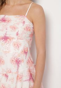 Born2be - Różowa Sukienka na Ramiączkach w Kwiaty Zdobiona Marszczeniem i Falbanami Revalea. Okazja: na co dzień, na imprezę. Typ kołnierza: dekolt kwadratowy. Kolor: różowy. Długość rękawa: na ramiączkach. Wzór: aplikacja, kwiaty. Styl: casual, elegancki #5