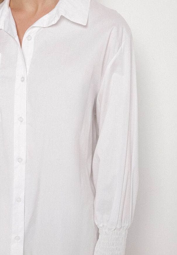 Born2be - Biała Bawełniana Koszula z Marszczonymi Rękawami i Falbankami Tanandoria. Okazja: na co dzień. Typ kołnierza: kołnierz z falbankami. Kolor: biały. Materiał: bawełna. Długość: długie. Wzór: aplikacja. Styl: elegancki, casual