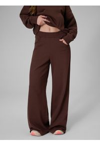 4f - 4F Spodnie dresowe z szerokimi nogawkami damskie - brązowe M. Kolor: brązowy. Materiał: dresówka. Sport: bieganie, turystyka piesza #2