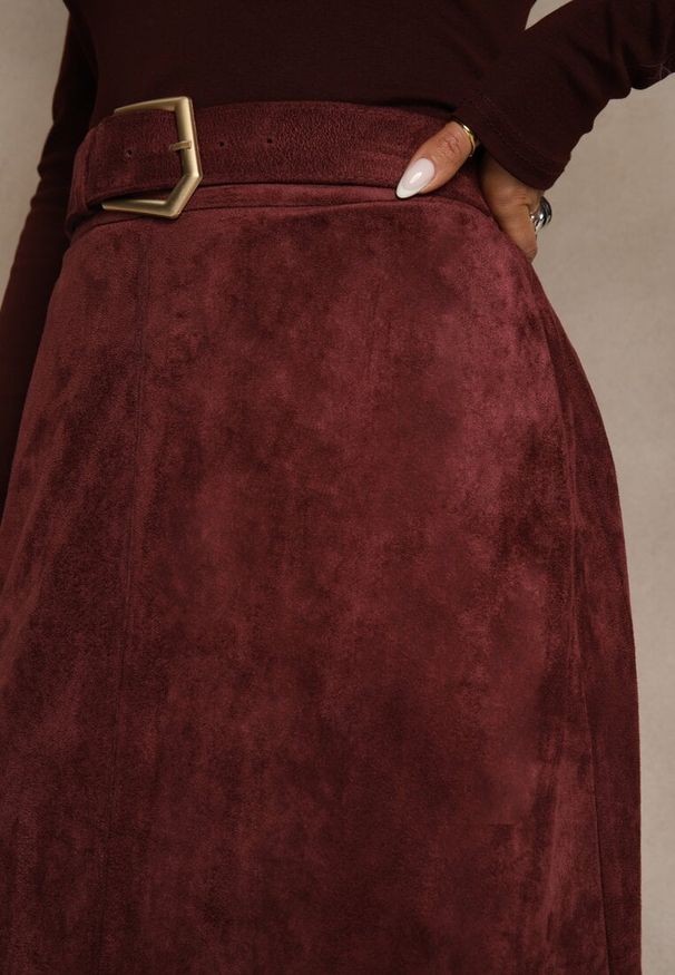 Renee - Bordowa Spódnica z Wiskozy z Bawełną z Imitacji Zamszu z Paskiem Oliweda. Okazja: na co dzień. Kolor: czerwony. Materiał: wiskoza, zamsz, bawełna. Styl: casual