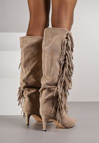 Renee - Ciemnobeżowe Kozaki z Imitacji Zamszu na Szpilce z Marszczoną Cholewką z Frędzlami Linotris. Okazja: na co dzień. Kolor: beżowy. Materiał: zamsz. Szerokość cholewki: normalna. Obcas: na szpilce. Styl: casual #4