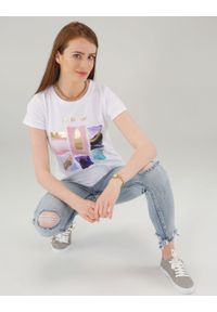 Unisono - BAWEŁNIANY T-SHIRT Z NADRUKIEM. Okazja: na co dzień. Materiał: bawełna. Długość rękawa: krótki rękaw. Długość: krótkie. Wzór: nadruk. Styl: casual