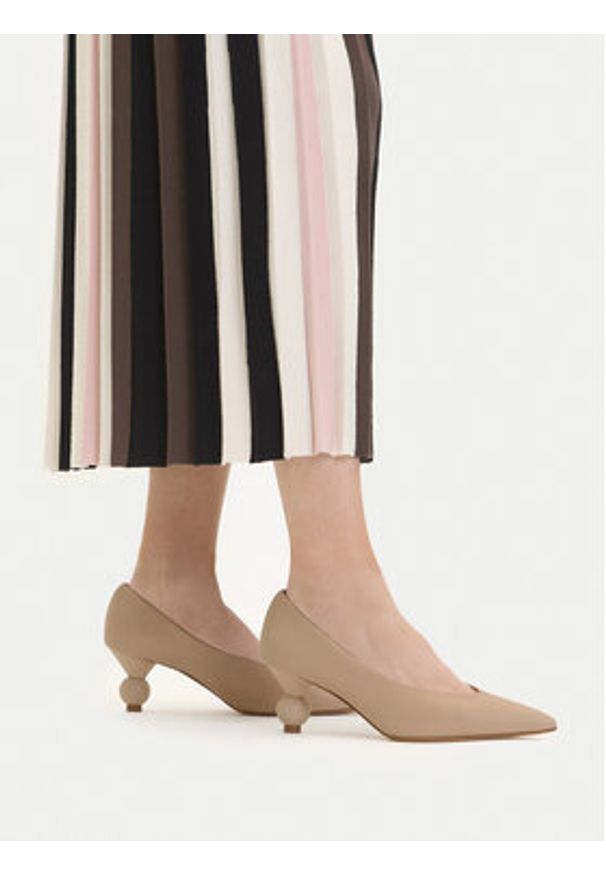 Weekend Max Mara Czółenka 2515521054600 Beżowy. Kolor: beżowy. Materiał: skóra