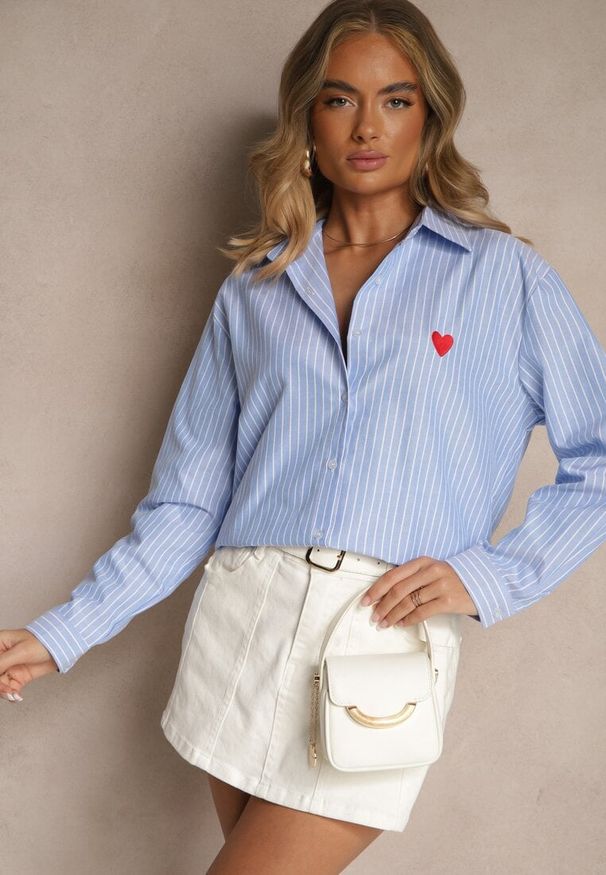 Renee - Jasnoniebieska Prążkowana Koszula Oversize Zdobiona Haftem w Kształcie Serca Taleniela. Okazja: na co dzień. Typ kołnierza: kołnierzyk klasyczny. Kolor: niebieski. Materiał: prążkowany. Długość rękawa: długi rękaw. Długość: długie. Wzór: aplikacja, haft. Styl: klasyczny, elegancki, casual