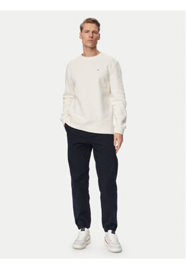 Tommy Jeans Joggery Sonny DM0DM22819 Granatowy Tapered Fit. Kolor: niebieski. Materiał: bawełna