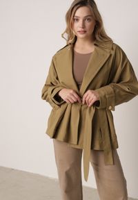 Born2be - Zielona Bawełniano-Wiskozowa Kurtka Typu Krótki Trencz z Ozdobnym Guzikiem Dafena. Okazja: na co dzień, na spotkanie biznesowe, do pracy. Kolor: zielony. Materiał: wiskoza, bawełna. Długość: krótkie. Styl: casual, biznesowy, elegancki, klasyczny #2