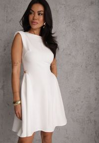 Renee - Biała Rozkloszowana Sukienka Bez Rękawów z Odpinanymi Aplikacjami w Pasie Maridina. Okazja: na imprezę. Kolor: biały. Długość rękawa: bez rękawów. Wzór: aplikacja. Styl: elegancki #1