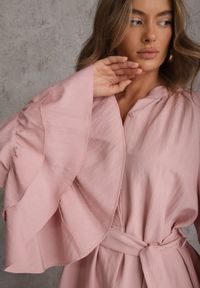 Renee - Różowa Koszulowa Sukienka z Wiskozy Ozdobiona Paskiem i Falbanami Tinethra. Okazja: na co dzień. Kolor: różowy. Materiał: wiskoza. Wzór: aplikacja. Typ sukienki: koszulowe. Styl: wizytowy, casual, elegancki #5