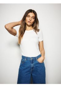 Reserved - T-shirt w prążek - złamana biel. Materiał: dzianina, bawełna. Wzór: prążki