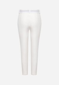 Born2be - Białe Garniturowe Dopasowane Spodnie z Materiałowym Paskiem z Klamrą Kerriy. Kolor: biały. Materiał: materiał #3
