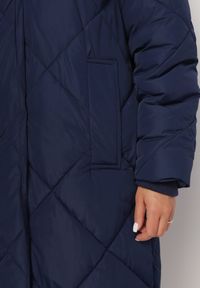 Born2be - Granatowa Kurtka Płaszcz z Geometrycznym Pikowaniem Johnatta. Kolor: niebieski. Wzór: geometria #5