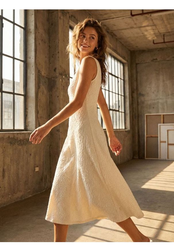 Sinsay - Strukturalna sukienka midi na ramiączkach - kremowy. Kolor: kremowy. Długość rękawa: na ramiączkach. Długość: midi