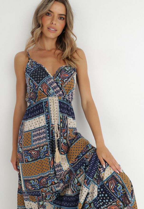 Born2be - Granatowa Sukienka Kopertowa z Wiskozy w Patchworkowy Wzór Hickey. Kolor: niebieski. Materiał: wiskoza. Długość rękawa: na ramiączkach. Wzór: aplikacja. Typ sukienki: kopertowe. Styl: boho. Długość: maxi