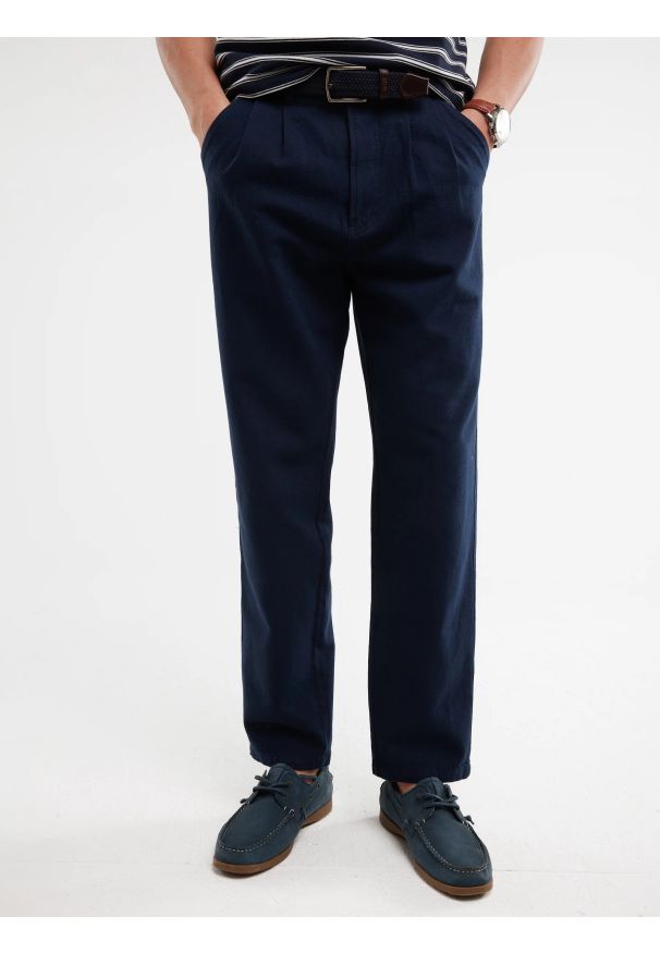 Big-Star - Spodnie męskie loose z dodatkiem lnu granatowe Patrik 403. Okazja: na co dzień. Kolor: niebieski. Materiał: len. Wzór: haft, paski, ze splotem. Styl: casual, elegancki
