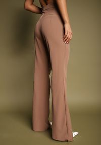 Renee - Jasnobrązowe Spodnie Dzwony High Waist Ozdobione Imitacją Kieszeni Zinalis. Stan: podwyższony. Kolor: brązowy. Materiał: tkanina. Wzór: aplikacja #3