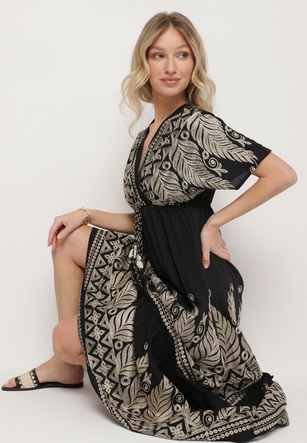 Born2be - Czarna Kopertowa Sukienka z Wiskozy Ozdobiona Frędzlami Redare. Okazja: na co dzień. Typ kołnierza: dekolt w serek. Kolor: czarny. Materiał: wiskoza. Wzór: aplikacja. Typ sukienki: kopertowe. Styl: boho, casual, klasyczny