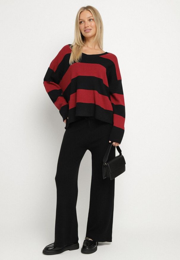 Born2be - Bordowy Dzianinowy Komplet Szerokie Spodnie i Sweter w Paski Falesea. Kolor: czerwony. Materiał: dzianina. Wzór: paski