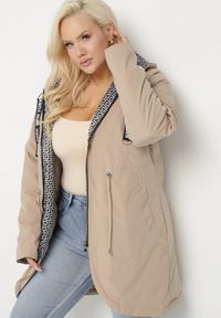 Born2be - Beżowa Kurtka Parka z Nieodpinanym Kapturem i Napisami Zolzia. Okazja: na co dzień. Kolor: beżowy. Wzór: napisy. Styl: casual #3