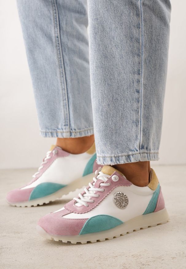 Born2be - Biało-Fioletowe Skórzane Sneakersy z Metaliczną Ozdobą Rioneira. Zapięcie: sznurówki. Kolor: biały. Materiał: skóra. Wzór: aplikacja