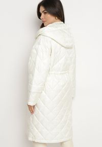 Born2be - Jasnobeżowa Pikowana Kurtka o Długim Kroju z Kapturem Paskiem i Ściągaczami w Talii Nikiana. Okazja: na co dzień. Typ kołnierza: kaptur. Kolor: beżowy. Materiał: jeans. Długość: długie. Styl: sportowy, klasyczny, casual, elegancki #4