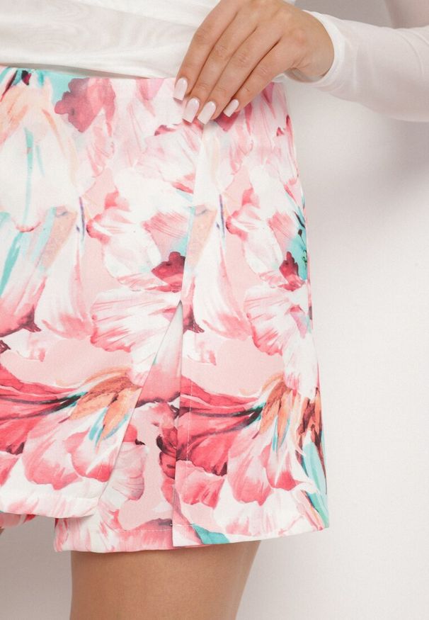 Born2be - Różowe Spódnico-Szorty z Wysokim Stanem Ozdobione Kwiatami Deriani. Okazja: na co dzień. Stan: podwyższony. Kolor: różowy. Wzór: aplikacja, kwiaty. Sezon: wiosna. Styl: elegancki, casual