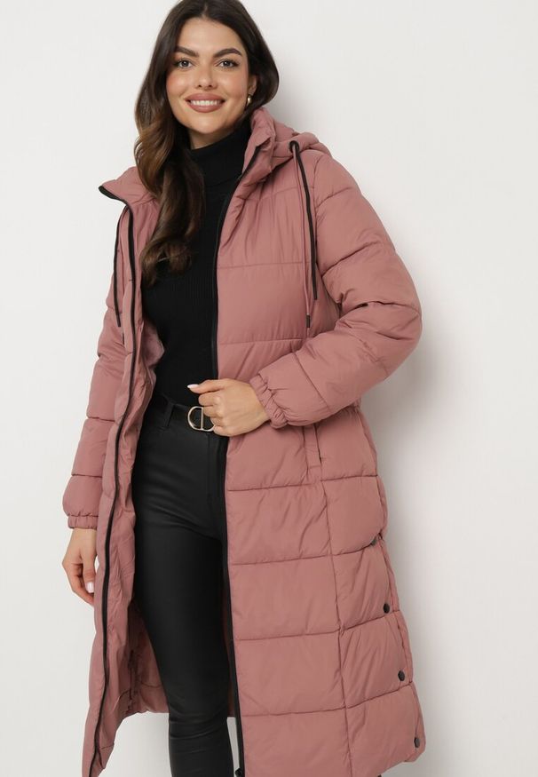 Born2be - Różowa Kurtka Pikowana Mocno Ocieplana z Odpinanym Kapturem i Napami u Dołu Vorira. Okazja: na co dzień. Kolor: różowy. Materiał: jeans, polar. Długość rękawa: długi rękaw. Długość: długie. Styl: klasyczny, elegancki, casual