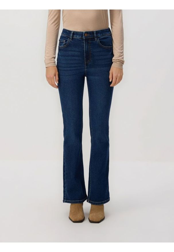 Reserved - Jeansy flare z krótszą nogawką - granatowy. Kolor: niebieski. Długość: krótkie