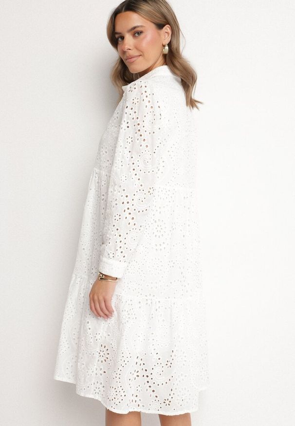 Born2be - Biała Bawełniana Sukienka Ażurowa o Koszulowym Kroju Ridivania. Okazja: na spacer, na co dzień. Typ kołnierza: kołnierzyk klasyczny. Kolor: biały. Materiał: bawełna. Długość rękawa: długi rękaw. Wzór: ażurowy. Typ sukienki: koszulowe. Styl: klasyczny, casual, elegancki