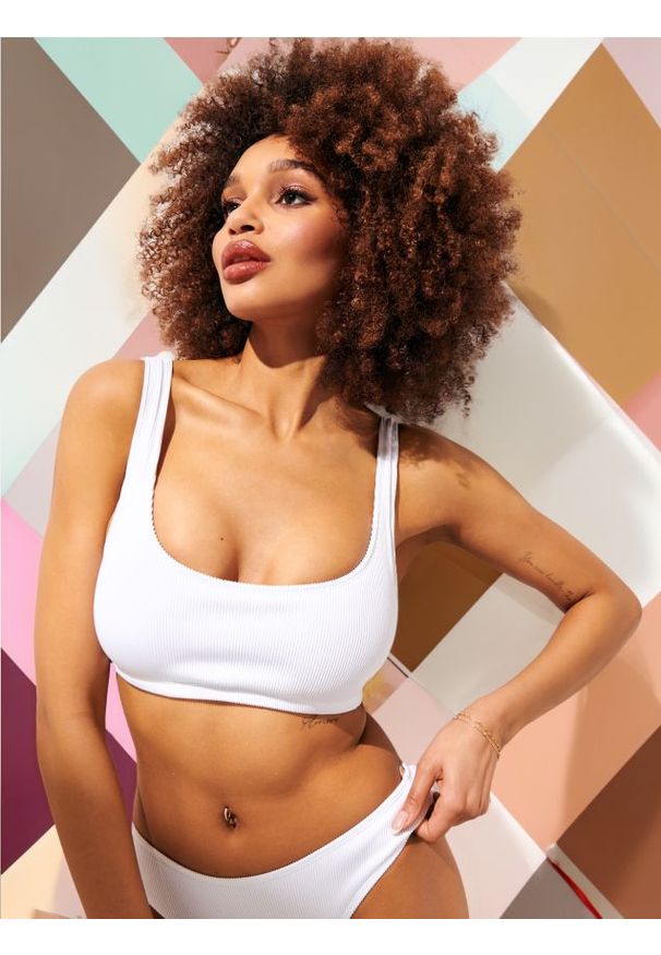 Sinsay - Góra od bikini - biały. Kolor: biały. Materiał: prążkowany